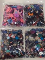 zak 500 gram div. kleuren en maten kunststof knopen (2), Ophalen, Nieuw, Knoop of Knopen