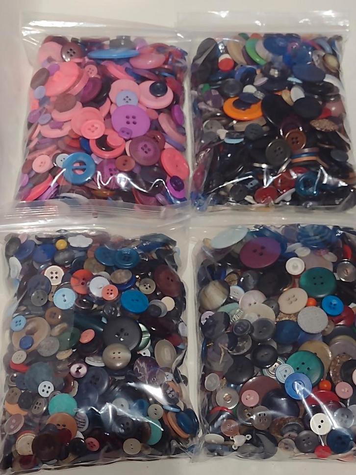 zak 500 gram div. kleuren en maten kunststof knopen (2), Hobby en Vrije tijd, Naaien en Fournituren, Nieuw, Knoop of Knopen, Ophalen