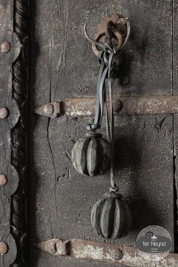 Houten klos ornament hanger leren veter hang stoer sober beschikbaar voor biedingen