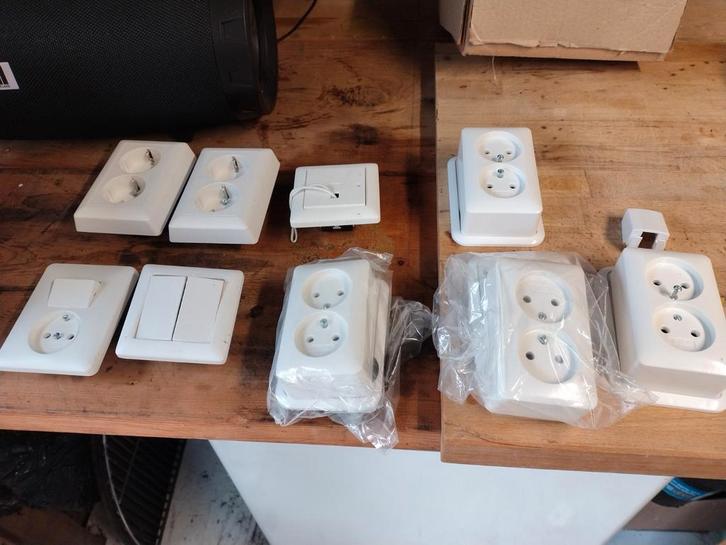 Diverse Stopcontacten en Schakelaars - Wit, Doe-het-zelf en Verbouw, Elektra en Kabels, Gebruikt, Stopcontact, Ophalen of Verzenden