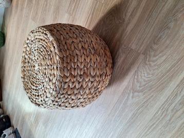 Rieten poef / krukje/ plantentafel beschikbaar voor biedingen
