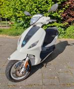 Piaggio new fly 4T 45km/h, Ophalen, Maximaal 45 km/u, 49 cc, Zo goed als nieuw