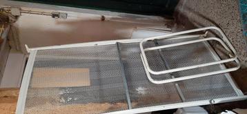 Leuk wit (logeer) bed van ijzer. beschikbaar voor biedingen