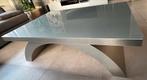 Unieke salontafel met glasplaat en metalen onderstel, Huis en Inrichting, Tafels | Salontafels, Ophalen, Modern, industrieel, 100 tot 150 cm