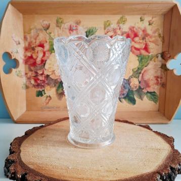 Vintage vaasje van geperst glas met mooi patroon  beschikbaar voor biedingen