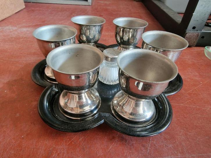 Vintage Eierdopjes Set met Bakeliet Onderstel & Zoutvaatje, Antiek en Kunst, Antiek | Porselein, Ophalen