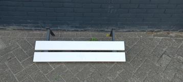 muur bankje beschikbaar voor biedingen
