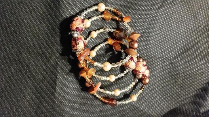 Mooie spiraal armband. Past altijd., Sieraden, Tassen en Uiterlijk, Armbanden, Nieuw, Overige materialen, Bruin, Ophalen of Verzenden