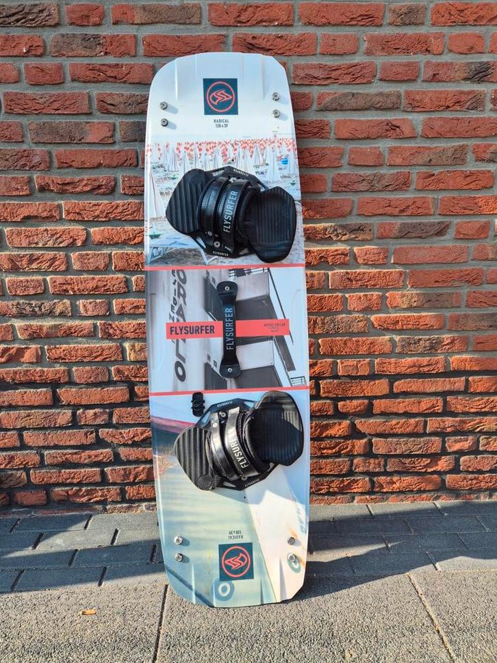 Flysurfer Radical 7 Twintip 128x39 - 2022, Watersport en Boten, Kitesurfen, Gebruikt, Kiteboard, 4 m² of minder, Twintip, Ophalen of Verzenden