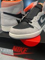 Jordan 1 Retro High OG “Neutral Grey Hyper Crimson”, Kleding | Heren, Schoenen, Overige kleuren, Nike, Nieuw, Ophalen of Verzenden