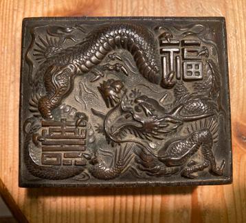 Chinees kistje met draak beschikbaar voor biedingen