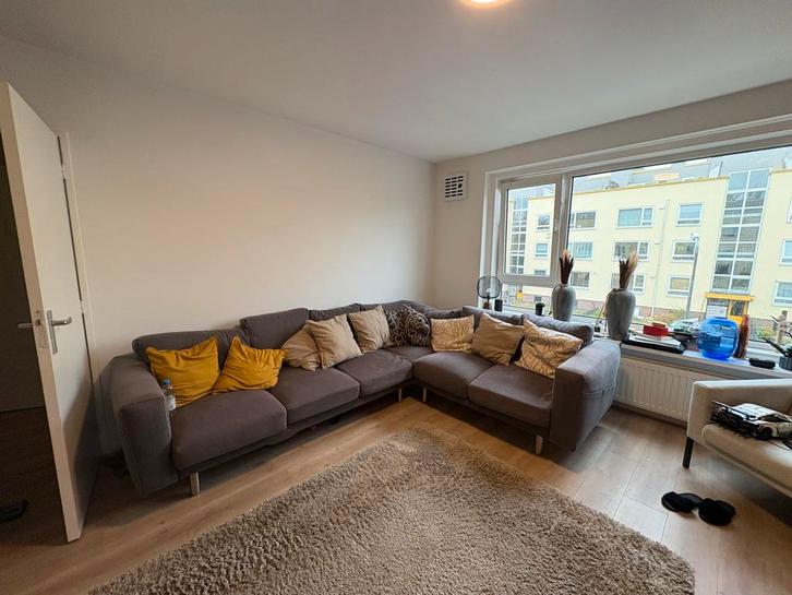 Grijze Hoekbank - Comfortabel en Stijlvol!, Huis en Inrichting, Banken | Bankstellen, Zo goed als nieuw, Hoekbank, Vierpersoons of meer