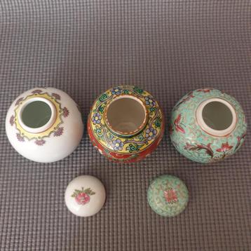 Vintage kavel van 3 Chinese porseleinen mini vaasjes  beschikbaar voor biedingen