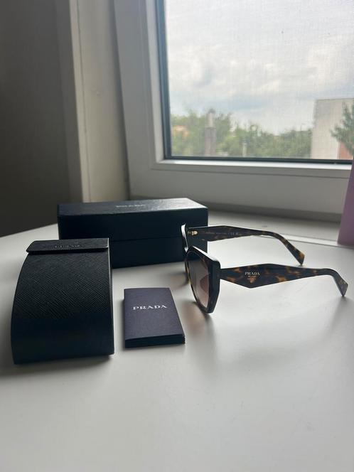 Prada zonnebril dames - PR19ZS - 2AU6S1, Sieraden, Tassen en Uiterlijk, Zonnebrillen en Brillen | Dames, Zo goed als nieuw, Zonnebril