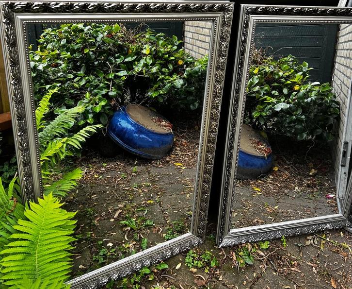 Spiegels: Twee karaktervolle grote spiegels met sierlijst, Huis en Inrichting, Woonaccessoires | Spiegels, Zo goed als nieuw, 50 tot 75 cm