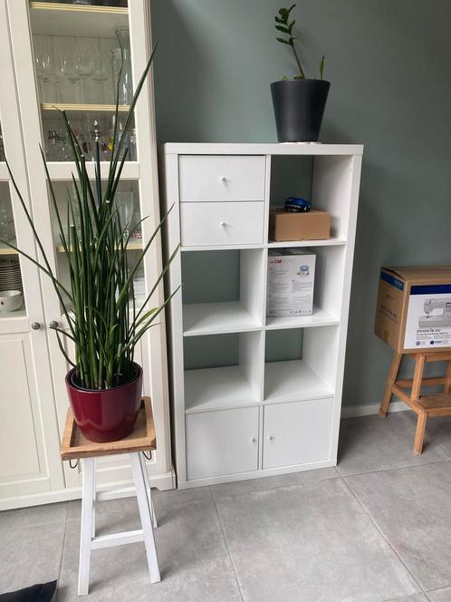 Witte Kallax 2x4 met 2 deurtjes en 2 lades, Huis en Inrichting, Kasten | Boekenkasten, Zo goed als nieuw, 50 tot 100 cm, 100 tot 150 cm
