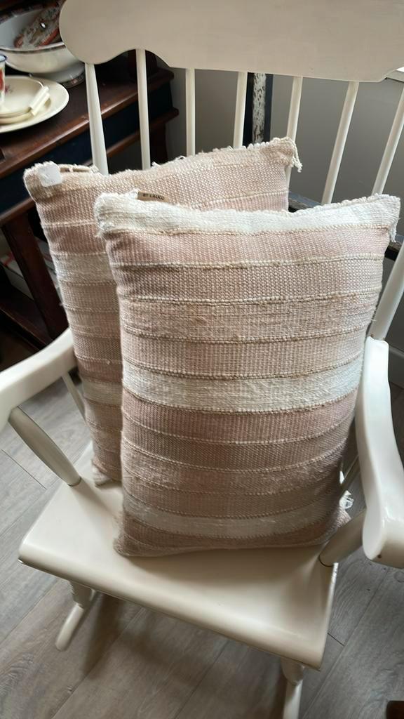 2 nieuwe BY LAUCO poederkleur, Huis en Inrichting, Woonaccessoires | Kussens, Nieuw, Vierkant, Ophalen