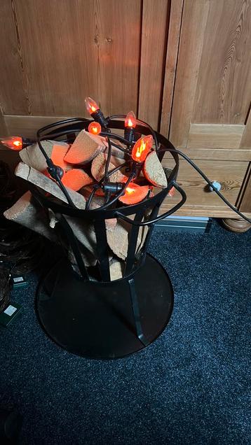 Vuurkorf met kunstlicht en echte houtblokken beschikbaar voor biedingen