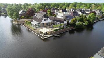 Luxe vrijstaande woning met inpandig zwembad en aanleg steig beschikbaar voor biedingen