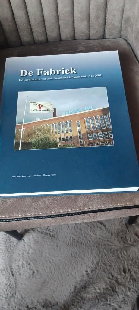 De fabriek de geschiedenis van onze suikerfabriek, Boeken, Geschiedenis | Stad en Regio, Zo goed als nieuw, 20e eeuw of later