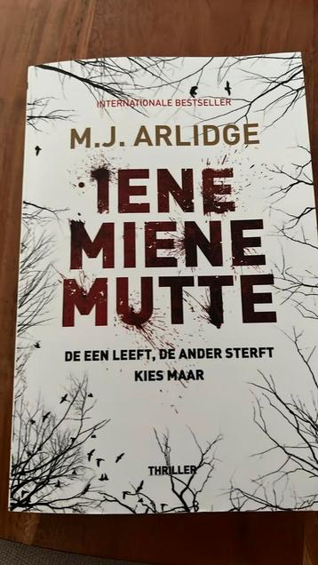 M.J. Arlidge - Iene Miene Mutte beschikbaar voor biedingen