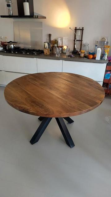 Ronde houten tafel, 130 cm beschikbaar voor biedingen