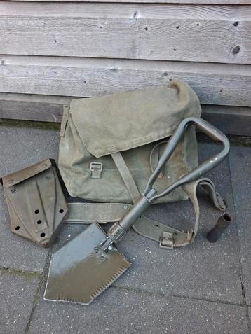 Militaire pukkel met pionier schep en koppel beschikbaar voor biedingen