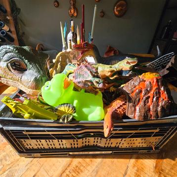 Krat met wel 100 dinosauriërs en toebehoren. beschikbaar voor biedingen