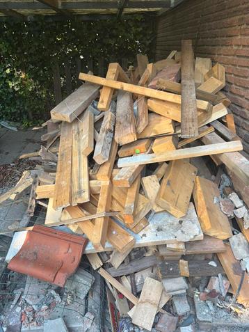 Diverse houten balken en planken beschikbaar voor biedingen