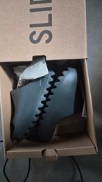 Yeezy Slide Dark Onyx 32, Kleding | Heren, Schoenen, Ophalen of Verzenden