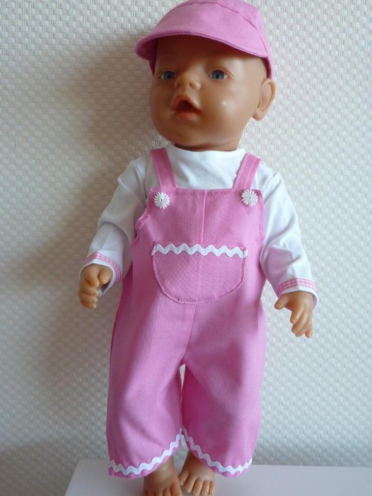 Tuinbroek,t-shirt en pet past de baby pop.Poppenkleertjes, Kinderen en Baby's, Speelgoed | Poppen, Nieuw, Babypop, Ophalen of Verzenden