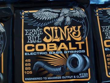 2 sets of strings for bassguitar, slinky cobalt 45-105 Nieuw beschikbaar voor biedingen