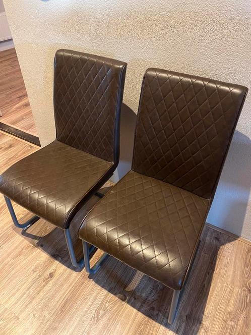 2 Zeer nette stoelen met skai leren bekleding., Huis en Inrichting, Stoelen, Zo goed als nieuw, Twee, Leer, Bruin, Ophalen