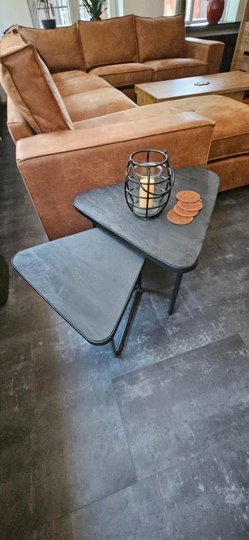 Leuke set zwarte driehoek bijzettafeltjes 