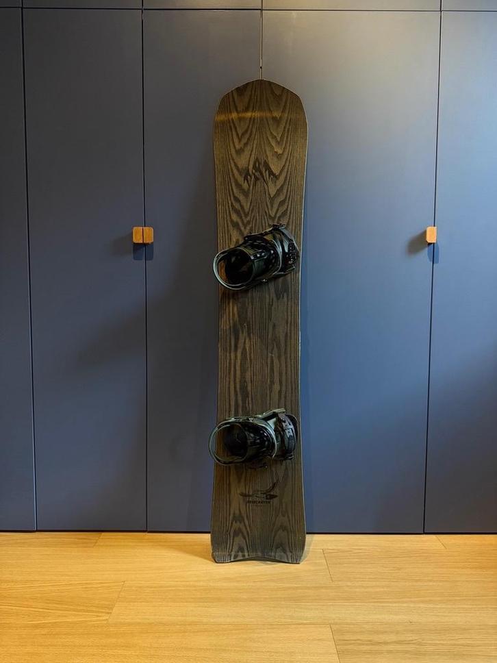 Jones Snowboards Carver 9000S 160 + Mercury binding, Sport en Fitness, Snowboarden, Zo goed als nieuw, Board, Ophalen