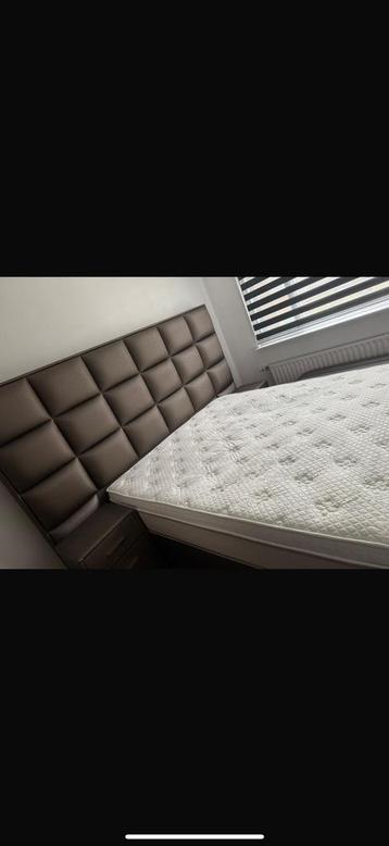 Boxspring met 2 nachtkastjes en voetenbank beschikbaar voor biedingen