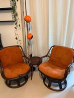 Vintage zithoekje met 2 rotan draaistoelen en bollen lamp, Huis en Inrichting, Lampen | Vloerlampen, Ophalen, 150 tot 200 cm