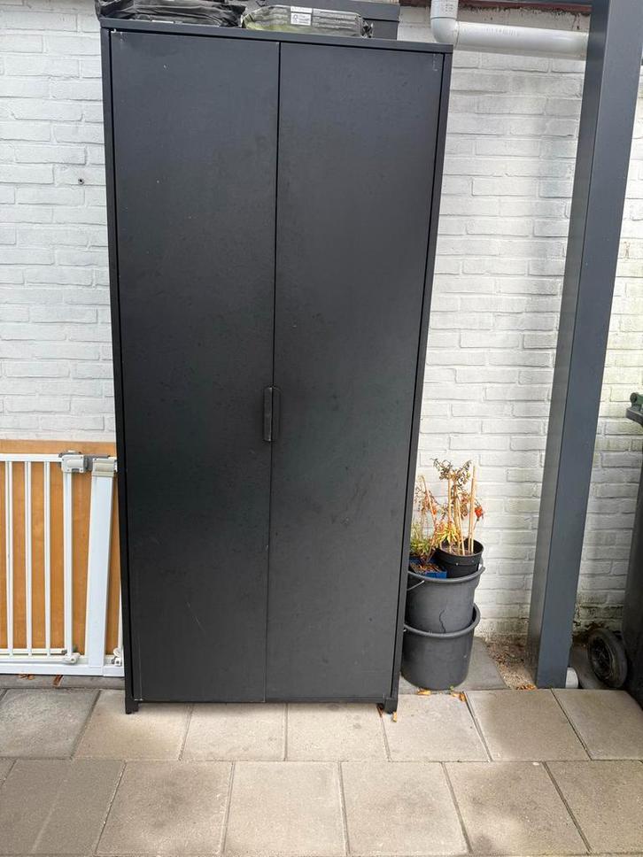 Zwarte IKEA Buitenkast, Huis en Inrichting, Kasten | Kledingkasten, Gebruikt, 150 tot 200 cm, 50 tot 100 cm, 50 tot 75 cm, Met deur(en)