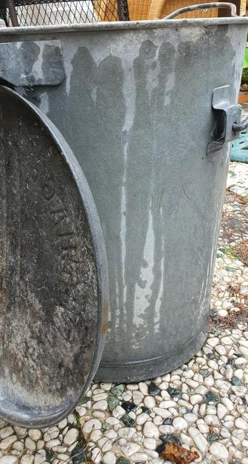 Vuilnis emmer van zink in hele goede staat beschikbaar voor biedingen