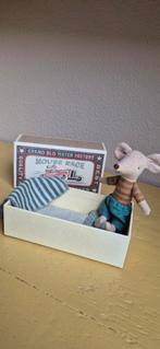 Maileg muisje in bed/luciferdoosje, Verzamelen, Poppenhuizen en Toebehoren, Ophalen of Verzenden, Zo goed als nieuw, Poppenhuis