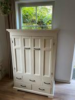 Massief houten tv kast met sierlijke details., Gebruikt, 100 tot 150 cm, Tv kast, dichte tv kast, tv kast met deurtjes, Landelijke kast