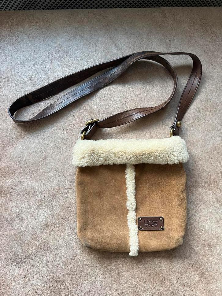 Ugg Australia sheepskin crossbody bag,suède, kleur chestnut, Sieraden, Tassen en Uiterlijk, Tassen | Schoudertassen, Gebruikt