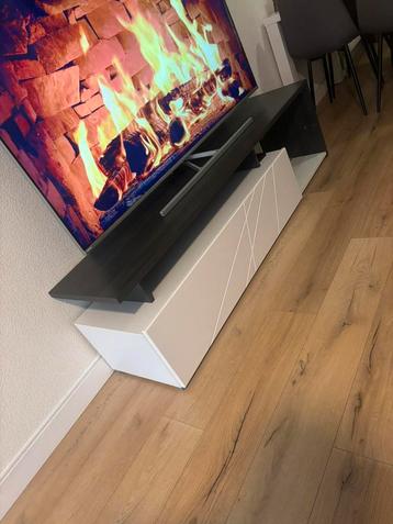 Tv kast beschikbaar voor biedingen