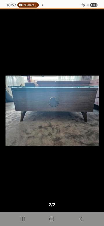 Salontafel met glazen blad beschikbaar voor biedingen