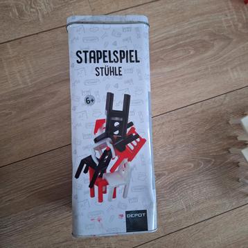 Stapelbare spelstoelen beschikbaar voor biedingen