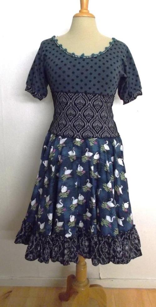 Grappig hand gemaakt jurkje met zwanen print! M, Kleding | Dames, Jurken, Zo goed als nieuw, Maat 38/40 (M), Grijs, Knielengte