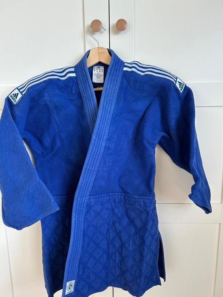 Adidas IJF wedstrijdjudo pak, maat 165 (170), Sport en Fitness, Vechtsporten en Zelfverdediging, Gebruikt, Judo, Vechtsportpak