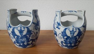 2 Oude blauwwitte vazen beschikbaar voor biedingen