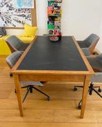 2 unieke houten universiteits tafels met linoleum blad, Huis en Inrichting, Ophalen, Gebruikt, Eikenhout, 50 tot 100 cm