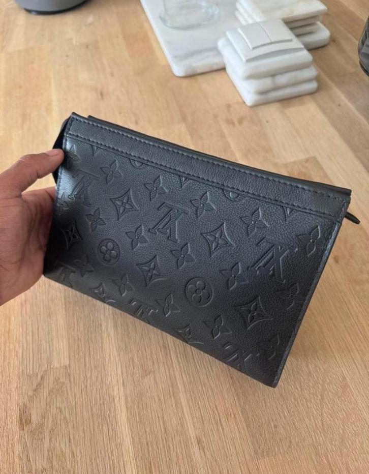 Louis Vuitton Schoudertas/Toilet Tas, Sieraden, Tassen en Uiterlijk, Tassen | Damestassen, Zo goed als nieuw, Schoudertasje, Zwart